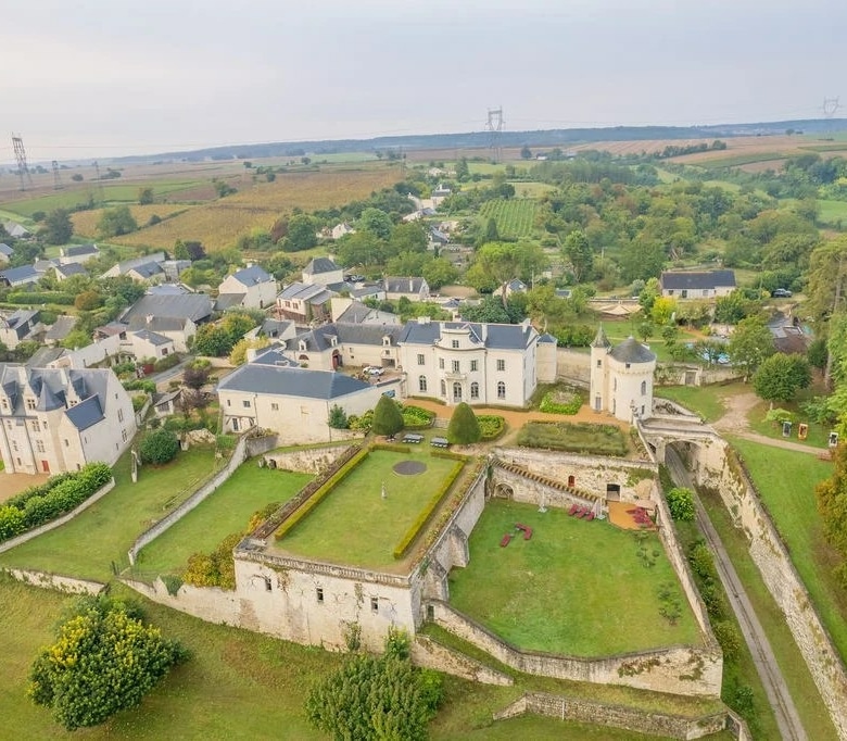 Chateau de Candes Full Estate