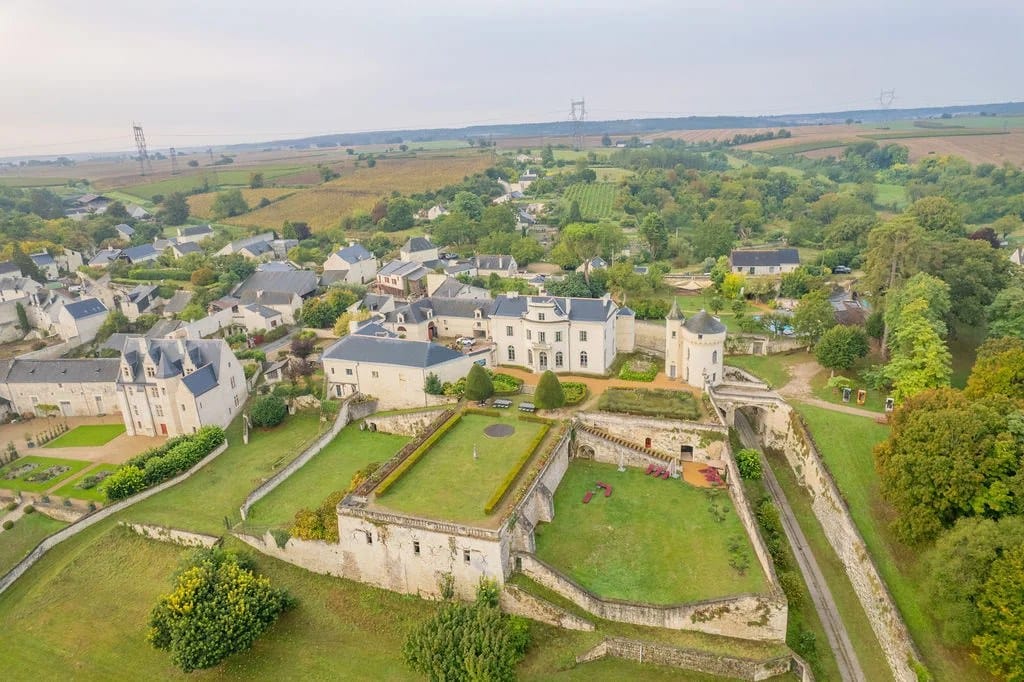 Chateau de Candes Full Estate